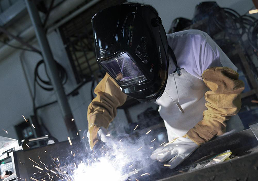 9 Best Welding Helmets for Beginners: Perfect Tools for Learning (Spring 2022)